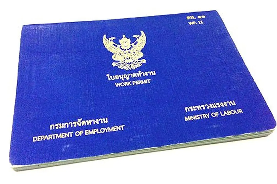 เจ้าหน้าที่ให้คำแนะนำลูกค้าเรื่องเอกสารที่ต้องเตรียม